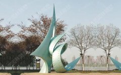 建筑小區(qū)應(yīng)當(dāng)怎樣選擇不銹鋼雕塑？
