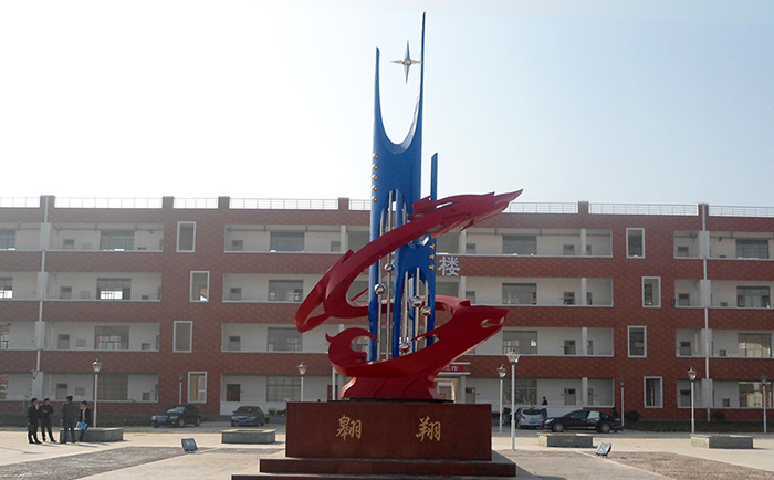 不銹鋼雕塑制作完成之后，需要對(duì)表面進(jìn)行打磨噴漆，這樣才可以獲得想要的表面效果，不銹鋼雕塑打磨噴漆有一些注意事項(xiàng)，下面給大家介紹一下。